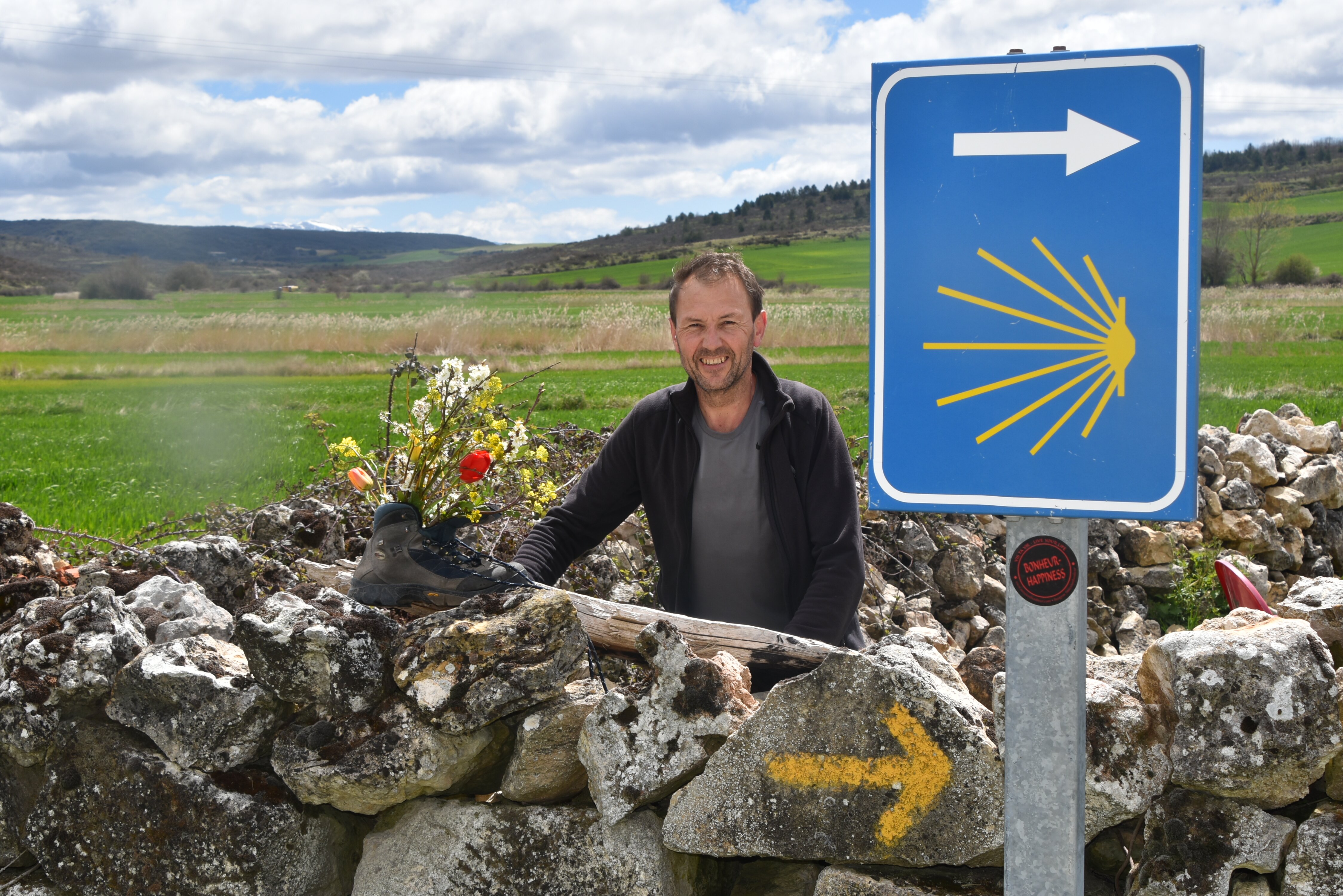 Samo slediš rumenim puščicam