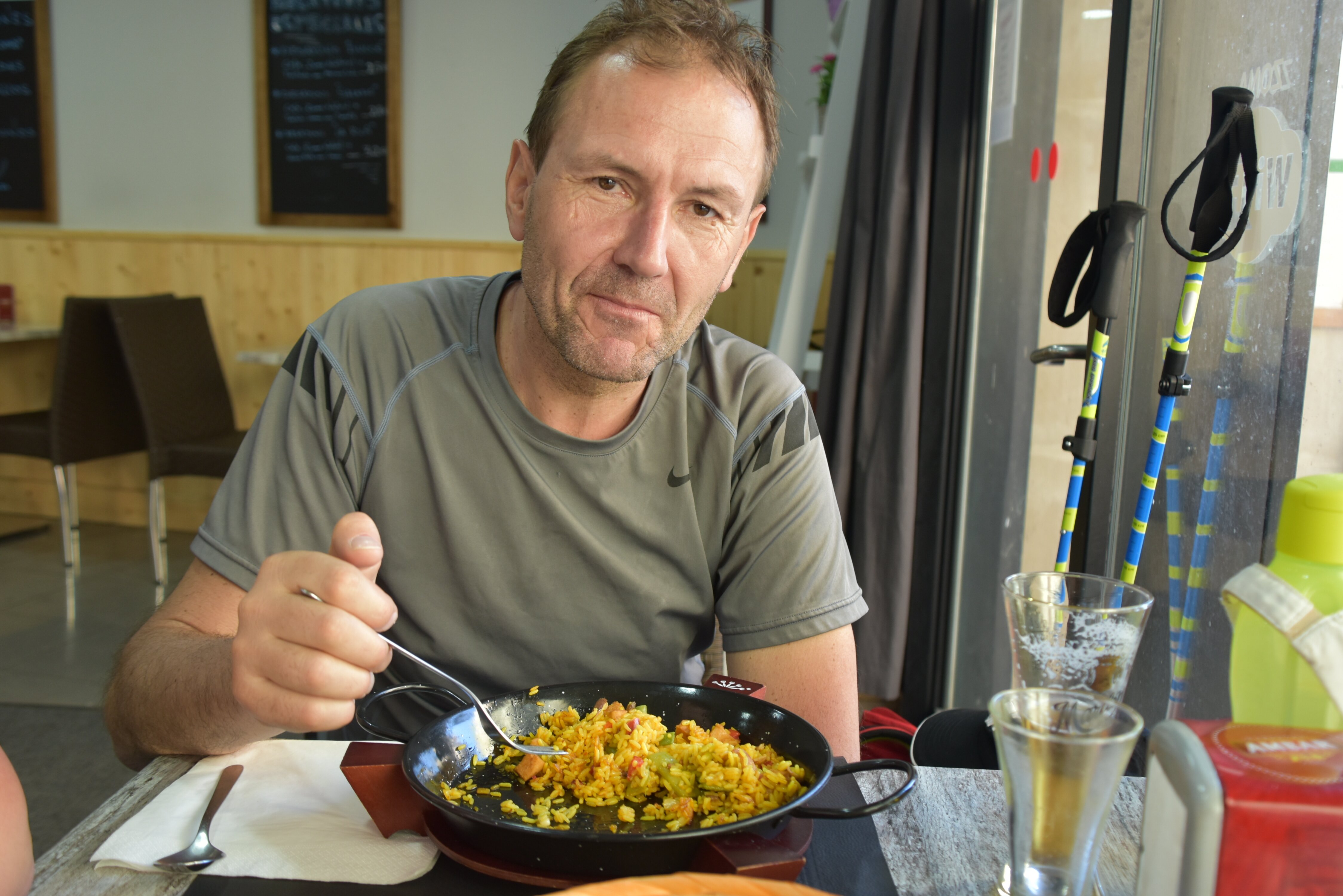 Z žafraniko porumenjena španska rižota