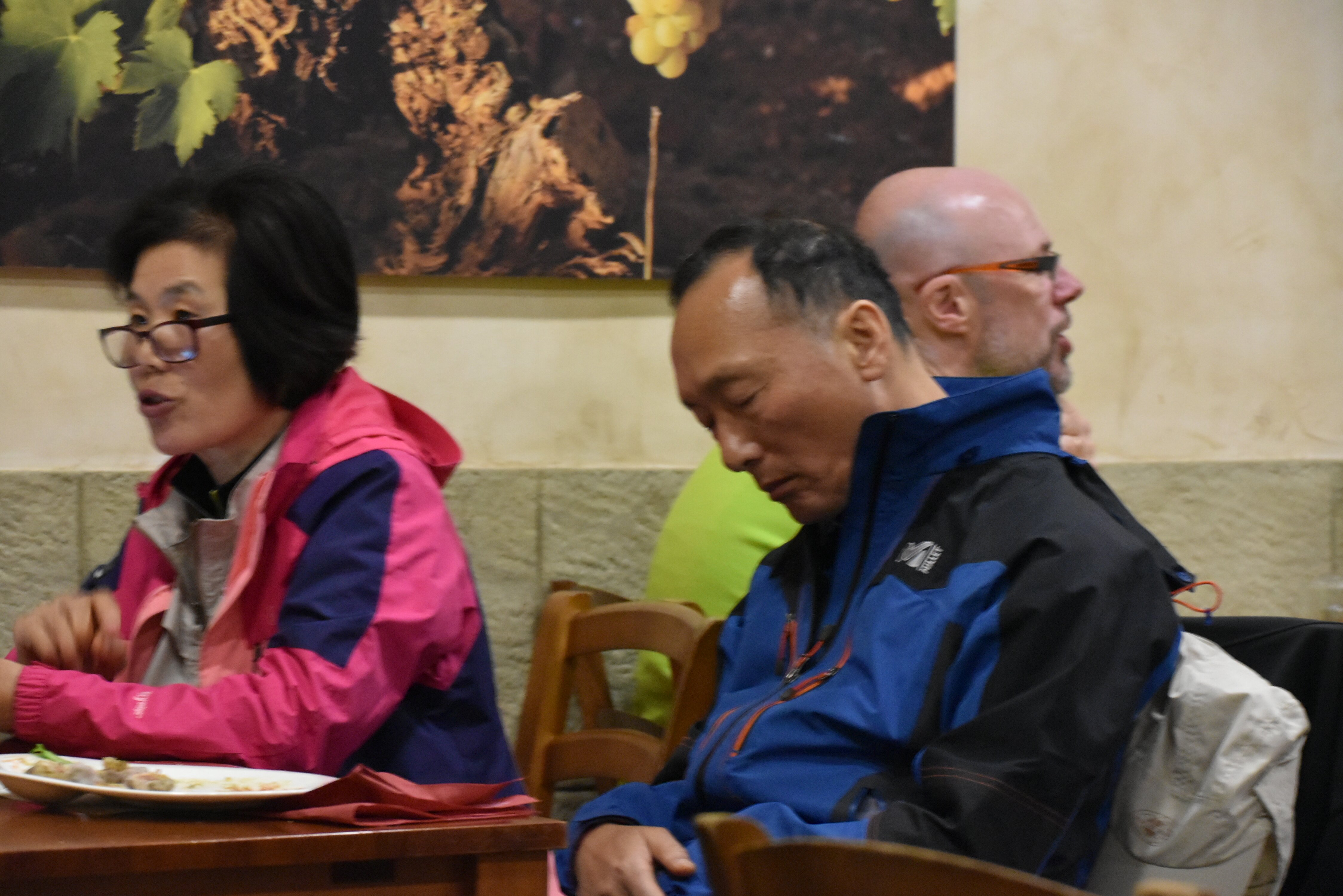 Po kosilu je kak peregrin kar sede zaspal od utrujenosti